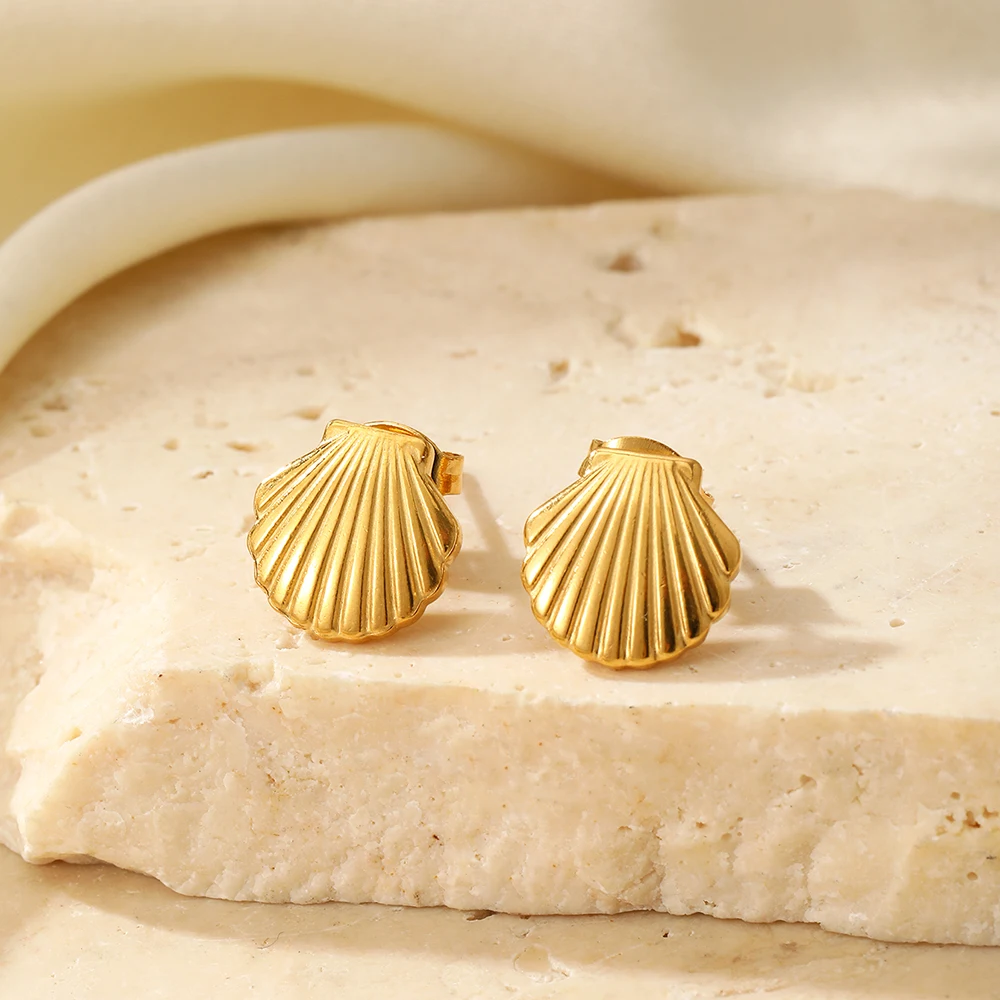 Design moderne de boucle d'oreille coquillage en acier inoxydable, parfait pour un look chic.