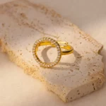 Bijou tendance en acier doré avec strass