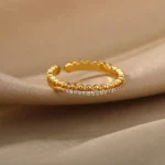 Bague raffinée en acier inoxydable, ajout de sophistication.