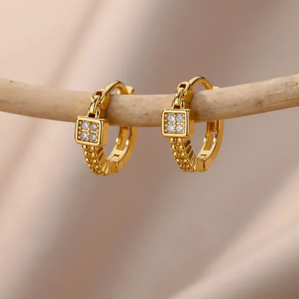 Boucle d'oreille en acier inoxydable carré, bijou moderne et élégant pour femme.