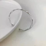 Bijou en acier inoxydable torsadé, parfait pour toutes occasions