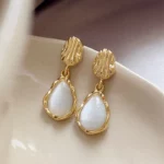 Boucle d'oreille en acier inoxydable avec pampille, un bijou incontournable pour briller