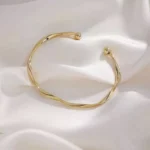 Bracelet torsadé en acier inoxydable, pour un look chic et moderne