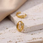 Boucle d'oreille carrée en acier inoxydable, accessoire tendance et durable.