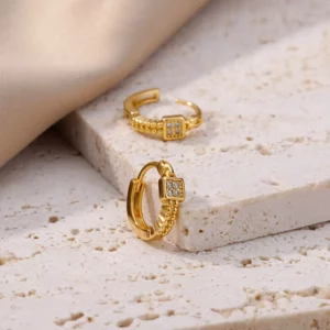 Boucle d'oreille carrée en acier inoxydable, accessoire tendance et durable.