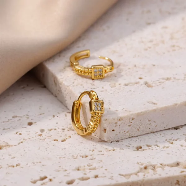 Boucle d'oreille carrée en acier inoxydable, accessoire tendance et durable.