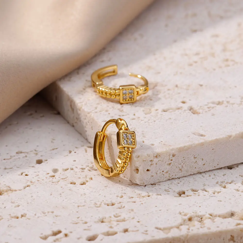 Boucle d'oreille carrée en acier inoxydable, accessoire tendance et durable.