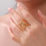 Bague triangle en acier pour un style contemporain