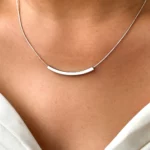 Bijoux tendance : collier barre en acier inoxydable pour femmes