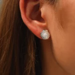 Accessoire de mode, boucle d'oreille en acier inoxydable avec design coquillage.