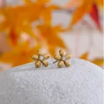 Boucle d'oreille en acier inoxydable en forme de fleur, élégante et résistante