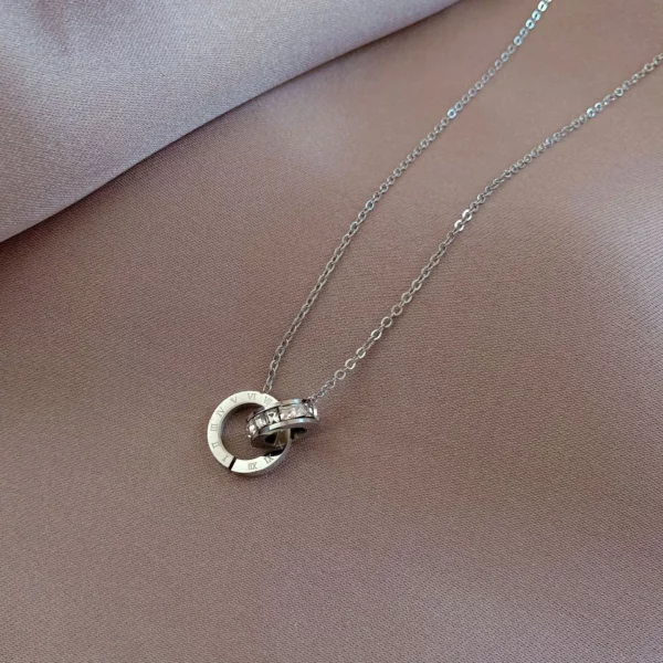 Collier en acier inoxydable, style moderne avec horloge intégrée