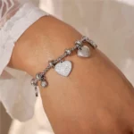 Bracelet avec breloques en acier inoxydable, résistant et stylé
