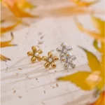 Bijoux modernes : boucle d'oreille en acier inoxydable avec design floral