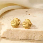 Design moderne de boucle d'oreille coquillage en acier inoxydable, parfait pour un look chic.