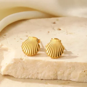 Design moderne de boucle d'oreille coquillage en acier inoxydable, parfait pour un look chic.