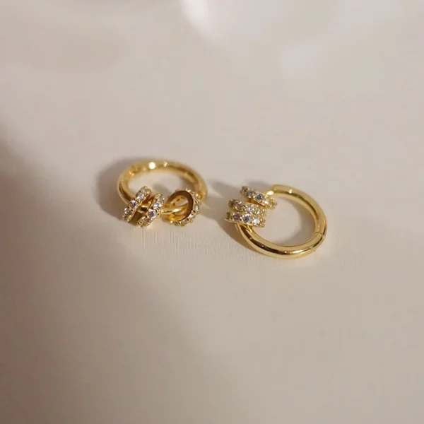 Boucles d'oreilles en acier inoxydable, parfaites pour un look quotidien.