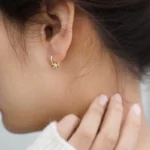 Boucle d'oreille anneaux en acier inoxydable, accessoire chic et moderne.