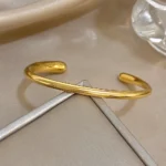 Bracelet jonc acier inoxydable, idéal pour compléter vos tenues