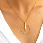 Vue rapprochée du collier en acier inoxydable Équilibre, finition brillante.