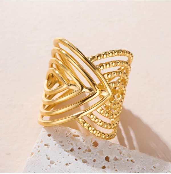 Accessoire mode : bague triangle acier inoxydable