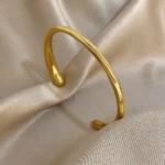 Bracelet jonc en inox, accessoire de mode tendance et intemporel