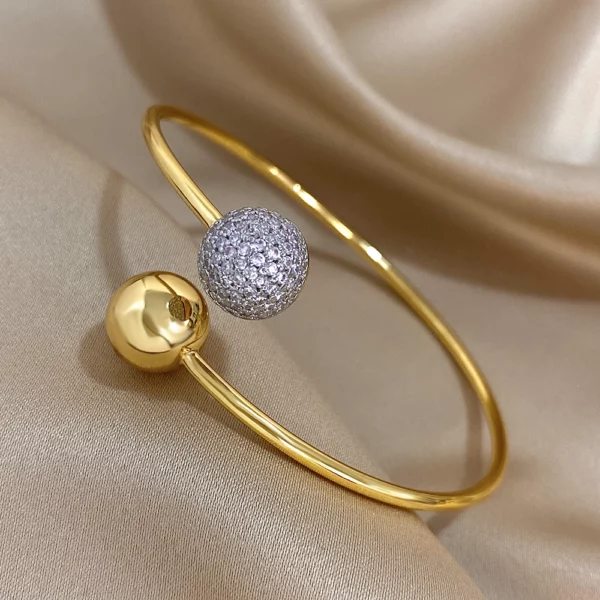 Bracelet en acier inoxydable résistant, parfait pour un look décontracté