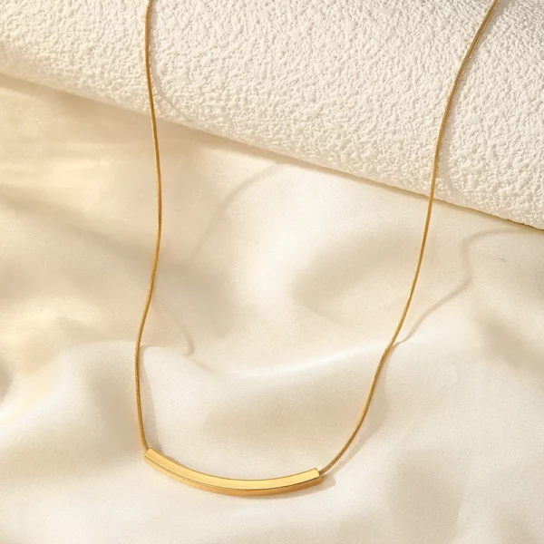 Collier en acier inoxydable avec barre, parfait pour toutes les occasions