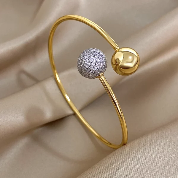 Bijou en acier inoxydable avec design boule, idéal pour offrir