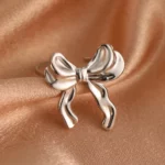 Bague en acier inoxydable avec finition polie et motif noeud boucle