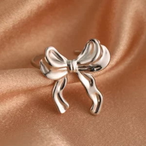 Bague en acier inoxydable avec finition polie et motif noeud boucle