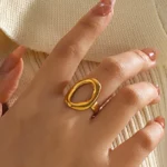 Bijou contemporain : Bague ronde en acier inoxydable