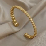 Bracelet en acier inoxydable texturé, accessoire de mode élégant et durable