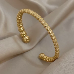 Bracelet en acier inoxydable texturé, accessoire de mode élégant et durable