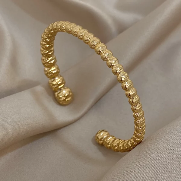 Bracelet en acier inoxydable texturé, accessoire de mode élégant et durable