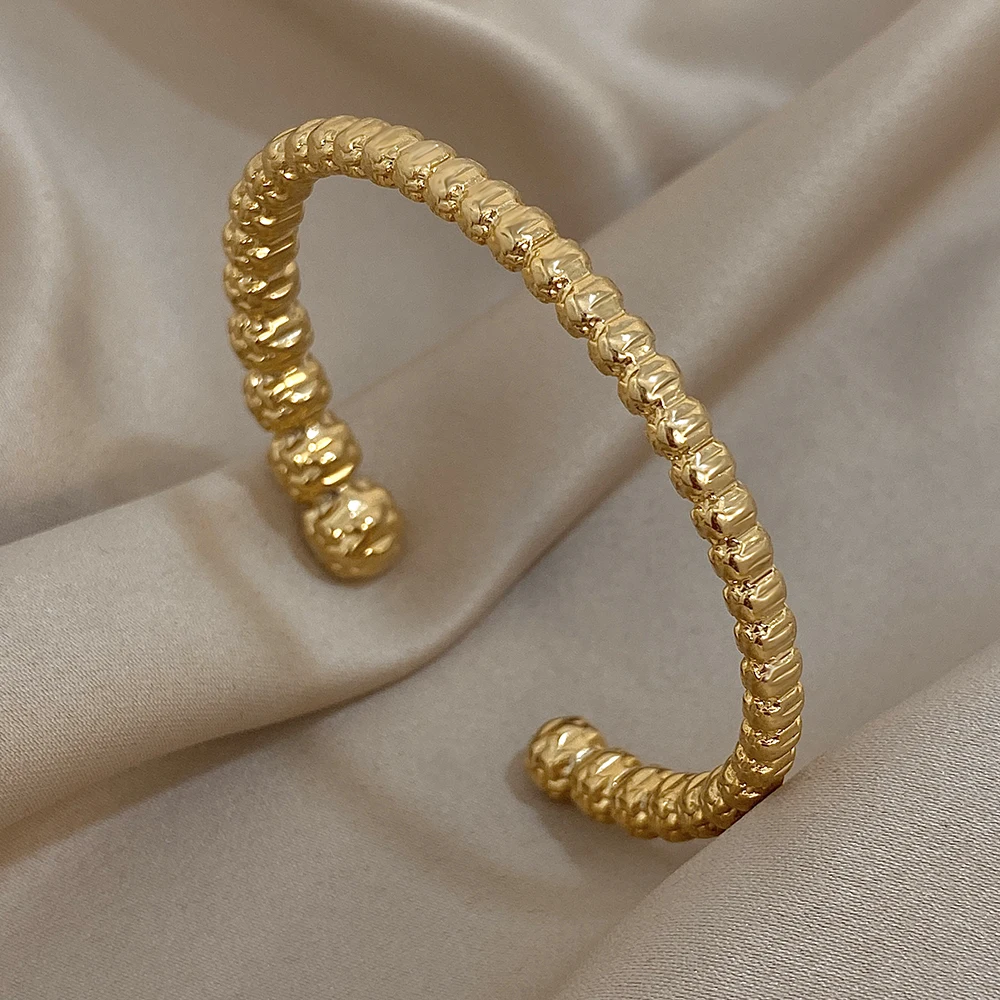 Bracelet en acier inoxydable texturé, accessoire de mode élégant et durable