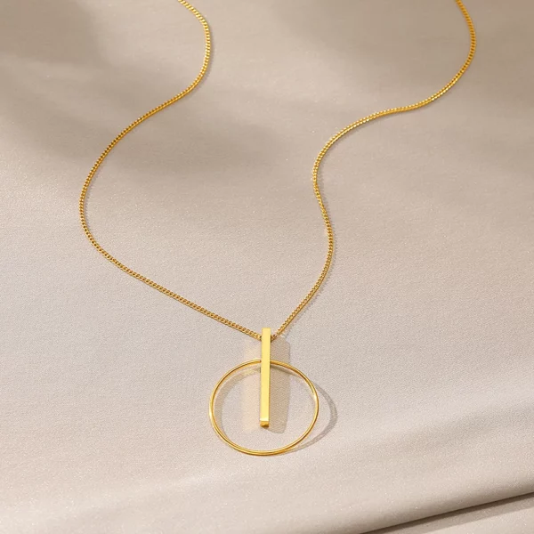 Collier Équilibre en acier inoxydable, parfait pour un look quotidien.
