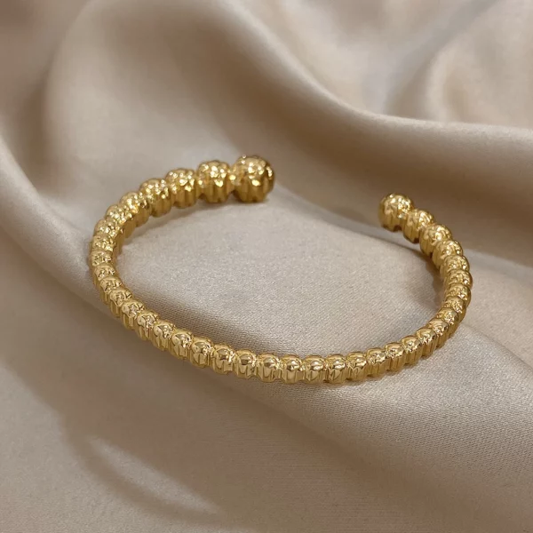 Bracelet en acier inoxydable, design texturé pour une allure chic et raffinée