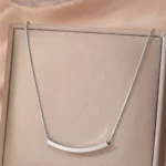 Collier minimaliste en acier inoxydable avec design en barre