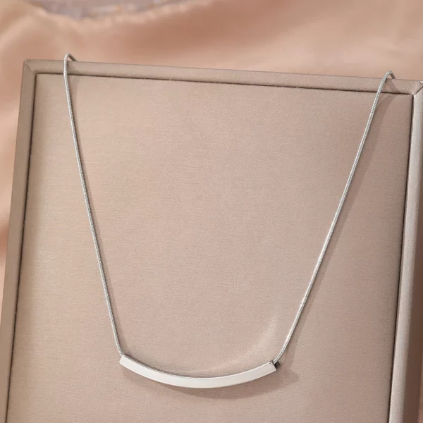 Collier minimaliste en acier inoxydable avec design en barre