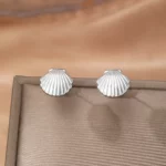 Boucles d'oreilles coquillage en acier inoxydable, accessoire tendance pour l'été.