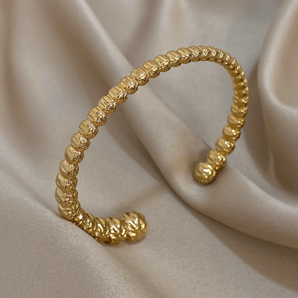 Bracelet jonc en acier inoxydable avec texture unique pour un style moderne