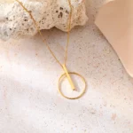 Collier en acier inoxydable Équilibre, design moderne et élégant.