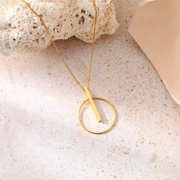 Collier en acier inoxydable Équilibre, design moderne et élégant.