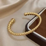 Bracelet jonc texturé en acier inoxydable, parfait pour un look quotidien