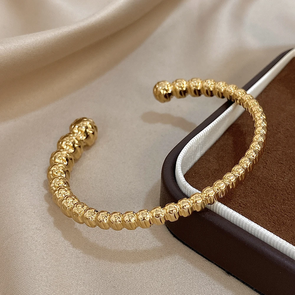 Bracelet jonc texturé en acier inoxydable, parfait pour un look quotidien