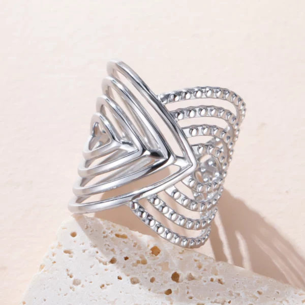 Bague acier inoxydable triangle pour un look tendance